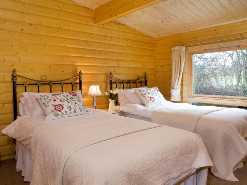Cherbridge Lodges - Riverside Lodges, Short Lets Oxford Room photo